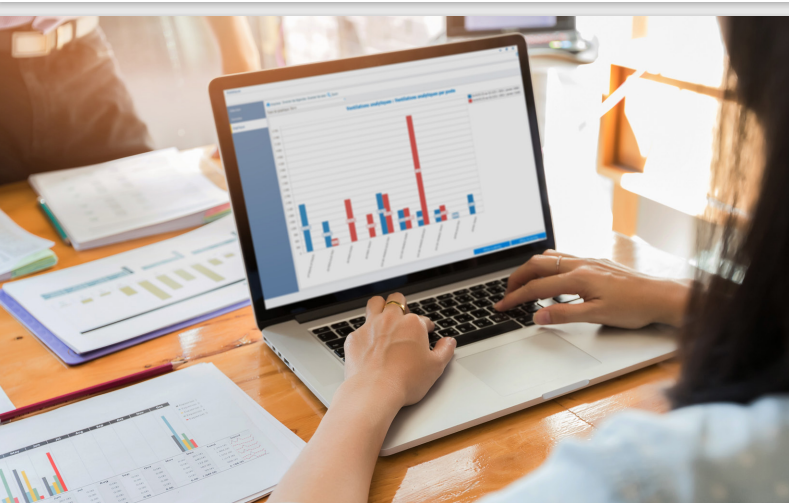 Ordinateur affichant un graphique financier